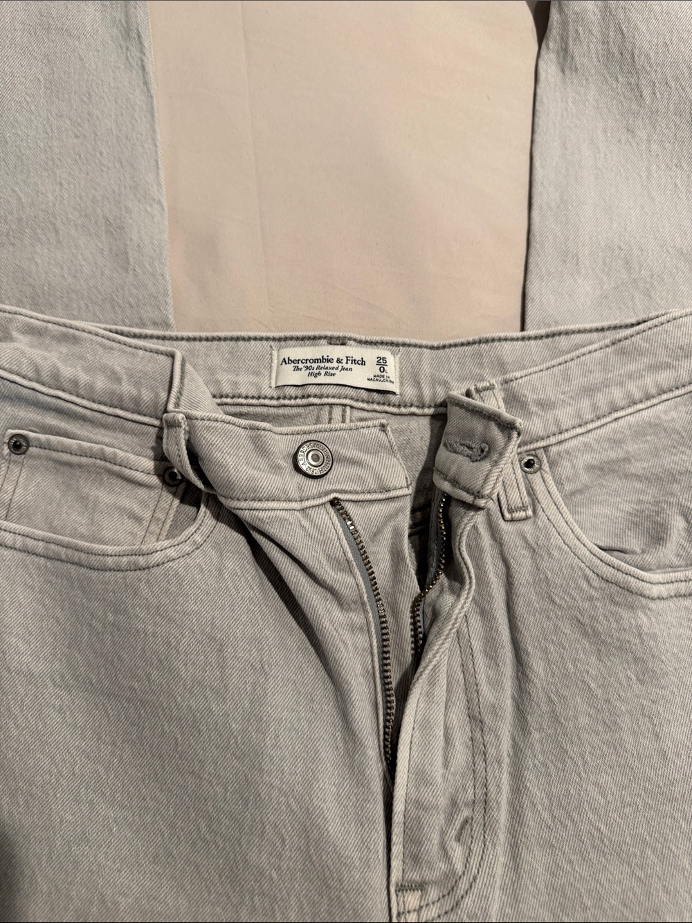 Abercrombie & Fitch 90s high rise, relaxed jeans Light Gray Jeans 0 long